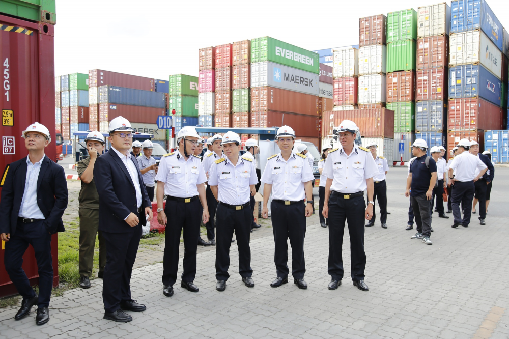 12臺GENMA品牌輪胎吊成功交付丨獲越南當?shù)孛襟w廣泛關(guān)注(圖2) 12臺GENMA品牌輪胎吊成功交付丨獲越南當?shù)孛襟w廣泛關(guān)注(圖2)